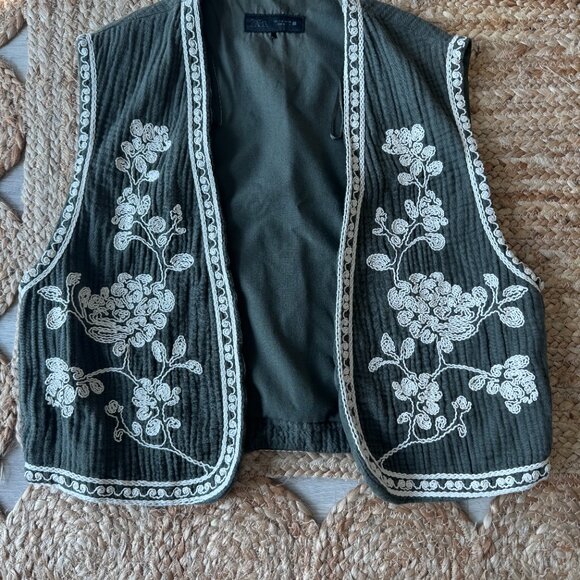 ZARA Embroidered Waistcoat – Size M (Ref. 6318/042/505) - Picture 8 of 16